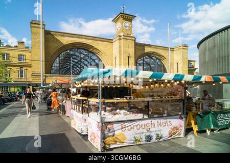 Ein Lebensmittelmarkt vor dem Bahnhof King's Cross, London. Stockfoto