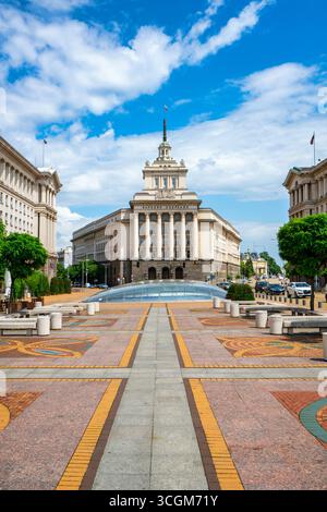 Die bulgarische Nationalversammlung erhebt sich über Sofia in Bulgarien Stockfoto