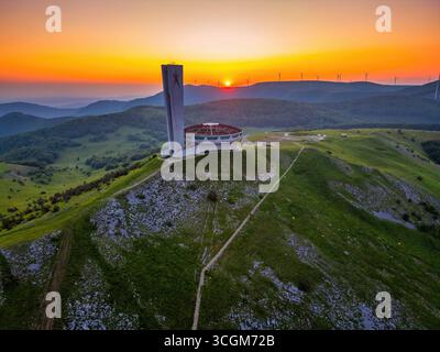 Buzludzha-Denkmal Drohnenblick auf die Berge bei Sonnenuntergang in Bulgarien Stockfoto