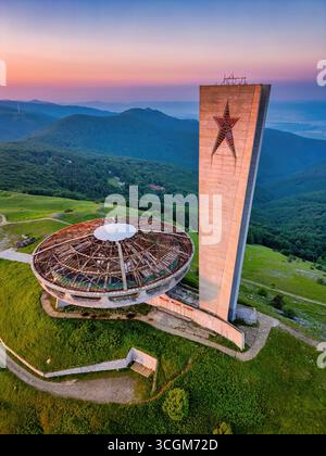 Buzludzha-Denkmal Drohnenblick auf die Berge bei Sonnenuntergang in Bulgarien Stockfoto