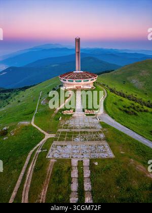 Buzludzha-Denkmal Drohnenblick auf die Berge bei Sonnenuntergang in Bulgarien Stockfoto
