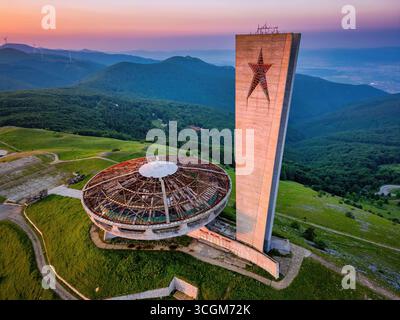 Buzludzha-Denkmal Drohnenblick auf die Berge bei Sonnenuntergang in Bulgarien Stockfoto
