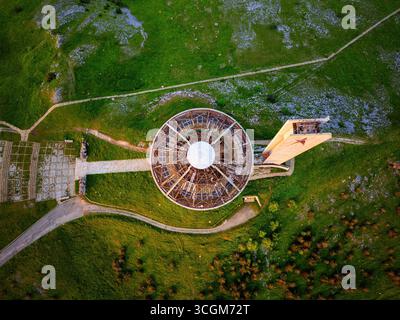 Buzludzha-Denkmal Kuppeldrohne von oben, in Bulgarien Stockfoto