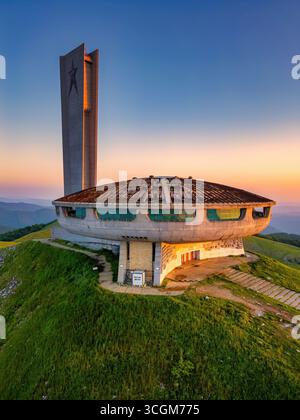 Buzludzha-Denkmal Drohnenblick auf die Berge bei Sonnenuntergang in Bulgarien Stockfoto