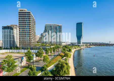 Belgrad Uferpromenade an der Save mit modernen Gebäuden in Serbien Stockfoto