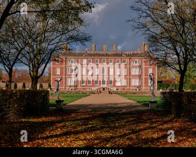 Das Ham House ist ein Haus aus dem 17. Jahrhundert, das sich in formellen Gärten am Ufer der Themse in Ham, Richmond London, England, befindet Stockfoto