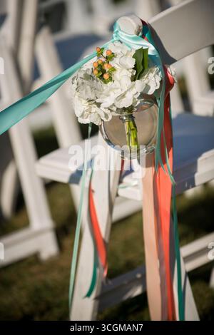 Nahaufnahme des Hochzeitssitzes mit Blumen und Bändern Stockfoto