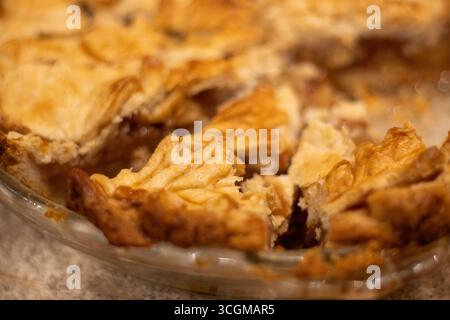 Frisch geschnittenes Apfelkuchen-Stück in der Pie-Schale ruhen Stockfoto