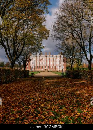 Das Ham House ist ein Haus aus dem 17. Jahrhundert, das sich in formellen Gärten am Ufer der Themse in Ham, Richmond London, England, befindet Stockfoto