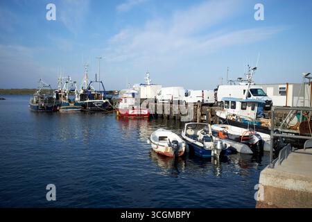 Fischerboote und Freizeitboote im Hafen Burtonport County donegal republik irland Stockfoto