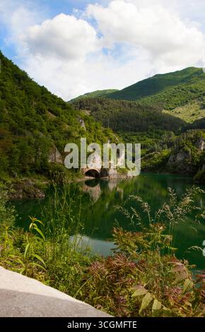 Der San Bernardino See in der italienischen Region der Abruzzen, umgeben von Natur Stockfoto