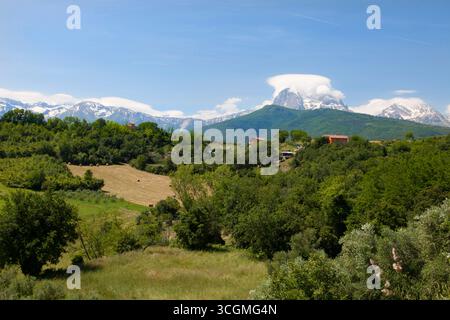 Eine atemberaubende Landschaft einer italienischen Region mit Bergen im Hintergrund Stockfoto