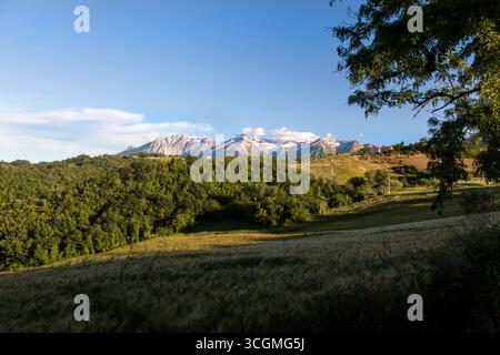 Eine Landschaft in einer italienischen Region mit Bergen im Hintergrund Stockfoto