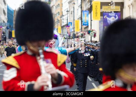 Revellers nehmen an der jährlichen Pride in London Parade im Zentrum von London Teil, die Londons Vielfalt und LGBTQ+ Community feiert. Stockfoto