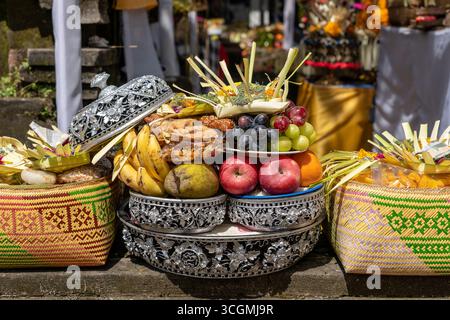 Früchte für balinesische Hindu mit Festakt in der Central Street in Ubud, Insel Bali, Indonesien. Nahaufnahme Stockfoto