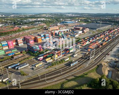 Stuttgart, Baden-Wuerttemberg, Deutschland, 08-10-2024, aus der Vogelperspektive eines stark frequentierten Eisenbahncontainerterminals neben Stuttgart Stockfoto