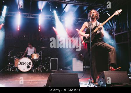 Sheffield, Großbritannien. August 2025. Demob Happy tritt beim Rock N Roll Circus Festival in Sheffield auf. Quelle: Thomas Jackson/Alamy Live News Stockfoto