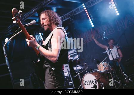 Sheffield, Großbritannien. August 2025. Demob Happy tritt beim Rock N Roll Circus Festival in Sheffield auf. Quelle: Thomas Jackson/Alamy Live News Stockfoto