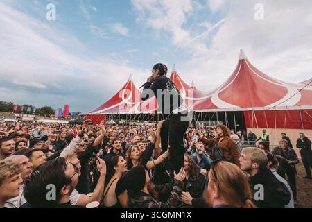 Sheffield, Großbritannien. August 2025. Jehnny Beth tritt beim Rock N Roll Circus Festival in Sheffield auf. Quelle: Thomas Jackson/Alamy Live News Stockfoto