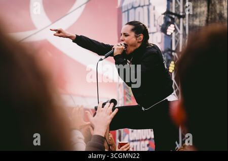 Sheffield, Großbritannien. August 2025. Jehnny Beth tritt beim Rock N Roll Circus Festival in Sheffield auf. Quelle: Thomas Jackson/Alamy Live News Stockfoto