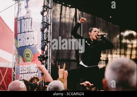 Sheffield, Großbritannien. August 2025. Jehnny Beth tritt beim Rock N Roll Circus Festival in Sheffield auf. Quelle: Thomas Jackson/Alamy Live News Stockfoto