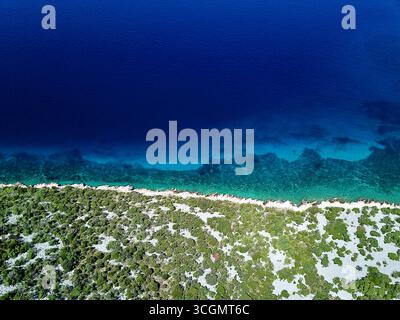 Ein Drohnenfoto von einem verlassenen Strandabschnitt mit türkisfarbenem Wasser in Kroatien Stockfoto