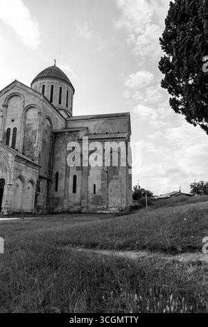 Die Kathedrale von Bagrati, ein Meisterwerk mittelalterlicher georgianischer Architektur, ist eine Kathedrale aus dem 11. Jahrhundert in der Stadt Kutaisi in der Imereti, Georgien. Stockfoto