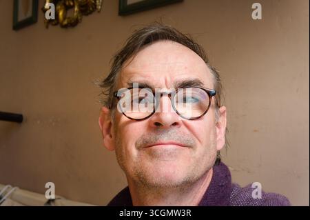 Senior-Mann mit Brille lächelnd Stockfoto