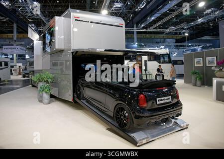 Düsseldorf, Deutschland. August 2025. Ein Auto parkt im Garageneingang des perfekten 1200-Assoluto-Wohnmobils auf der „Caravan Salon – Messe für Caravaning, Camping und Outdoor-Tourismus“. Bis Zum 7 . Im September werden mehr als 810 Aussteller das Branchenangebot in 15 Messehallen und auf dem Freigelände präsentieren. Quelle: Henning Kaiser/dpa/Alamy Live News Stockfoto