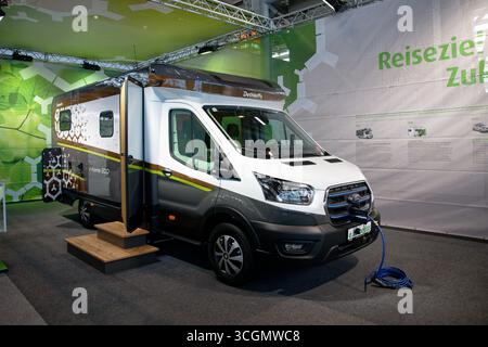 Düsseldorf, Deutschland. August 2025. Die Studie e.HOME Eco Electric ist auf dem Dethleffs Stand auf der „Caravan Salon – Messe für Caravaning, Camping und Outdoor-Tourismus“ zu sehen. Bis Zum 7 . Im September präsentieren mehr als 810 Aussteller in 15 Messehallen und auf dem Freigelände das Produkt- und Dienstleistungsangebot der Branche. Quelle: Henning Kaiser/dpa/Alamy Live News Stockfoto