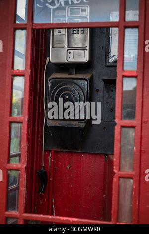 Das Innere oder Englisch, Telefonbox, kaputt, entsorgt und beschädigt Stockfoto