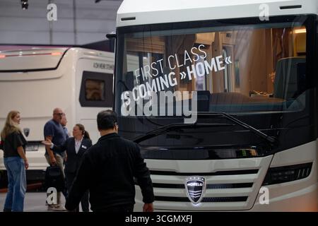 Düsseldorf, Deutschland. August 2025. „First Class is coming Home“ steht auf der Windschutzscheibe eines Wohnmobils auf der „Caravan Salon – Messe für Caravaning, Camping und Outdoor-Tourismus“. Bis zum 7. September präsentieren mehr als 810 Aussteller in 15 Messehallen und auf dem Freigelände das Produkt- und Dienstleistungsangebot der Branche. Quelle: Henning Kaiser/dpa/Alamy Live News Stockfoto