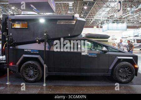 Düsseldorf, Deutschland. August 2025. Der abnehmbare Wohnmobil 'Cyberjoy' für den Tesla Cybertruck ist auf der 'Caravan Salon - Fachmesse für Caravaning, Camping und Outdoor Tourismus' am Stand der Firma 'Hotomobil' zu sehen. Bis zum 7. September werden mehr als 810 Aussteller in 15 Messehallen und auf dem Freigelände Produkte und Dienstleistungen der Branche präsentieren. Quelle: Henning Kaiser/dpa/Alamy Live News Stockfoto