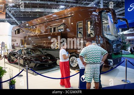 Düsseldorf, Deutschland. August 2025. Auf der „Caravan Salon – Fachmesse für Caravaning, Camping und Outdoor-Tourismus“ sehen Besucher ein luxuriöses Wohnmobil. Bis zum 7. September präsentieren mehr als 810 Aussteller in 15 Messehallen und auf dem Freigelände das Produkt- und Dienstleistungsangebot der Branche. Quelle: Henning Kaiser/dpa/Alamy Live News Stockfoto