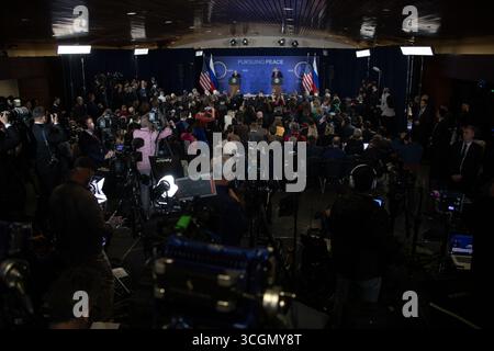 Anchorage, Vereinigte Staaten von Amerika. August 2025. US-Präsident Donald Trump, rechts, hört zu, wie der russische Präsident Wladimir Putin, links, während einer gemeinsamen Pressemitteilung zum Abschluss des US-russischen Gipfeltreffens in der Joint Base Elmendorf Richardson am 15. August in Anchorage, Alaska, seine Bemerkungen abgibt. Foto: Alejandro Peña/US Army Photo/Alamy Live News Stockfoto