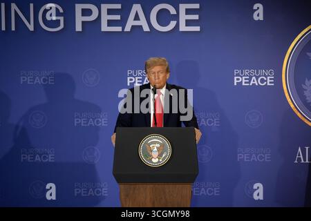 Anchorage, Vereinigte Staaten von Amerika. August 2025. US-Präsident Donald Trump hält während einer gemeinsamen Pressemitteilung mit dem russischen Präsidenten Wladimir Putin am Ende des US-russischen Gipfeltreffens in der Joint Base Elmendorf Richardson am 15. August in Anchorage, Alaska, eine Rede. Foto: Alejandro Peña/US Army Photo/Alamy Live News Stockfoto