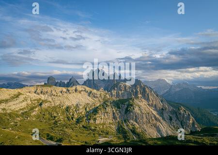 Berühmte Berggruppe der Cadini di Misurina Dolomiten mit scharfen Gipfeln und alpinem Plateau bei Abendsonne Panoramablick Stockfoto