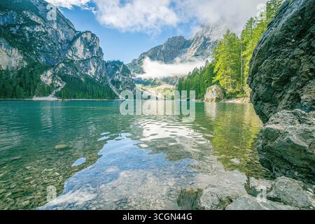 Pragser Wildsee in Norditalien mit kristallklarem Wasser, Kiefern und Dolomitengipfeln unter klarem Himmel, die ein berühmtes alpines Ziel zeigen Stockfoto