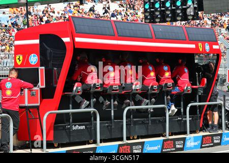 Zandvoort, Niederlande. August 2025. Ferrari Boxenportal. 29.08.2025. Formel-1-Weltmeisterschaft, Rd 15, Grand Prix Der Niederlande, Zandvoort, Niederlande, Übungstag. Das Foto sollte lauten: XPB/Alamy Live News. Stockfoto