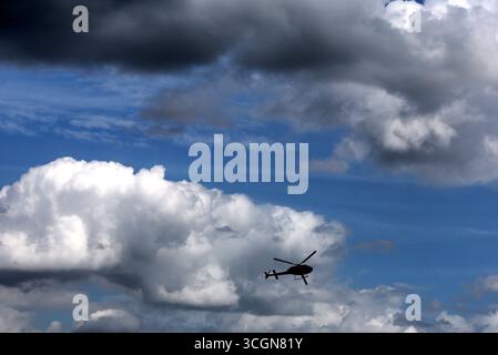 Zandvoort, Niederlande. August 2025. Rundumatmosphäre - ein Hubschrauber. 29.08.2025. Formel-1-Weltmeisterschaft, Rd 15, Grand Prix Der Niederlande, Zandvoort, Niederlande, Übungstag. Quelle: James Moy/Alamy Live News Stockfoto