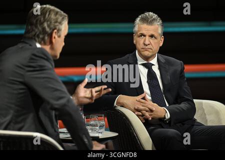 Markus Lanz li. mit Thorsten frei 08/25 Ihr Markus Lanz li. Und Thorsten frei am 28. August 2025 in Markus Lanz , ZDF Aufzeichnung vom 27. August 2025 TV Fernsehen Talkshow Talkshow Deutschland deutsch deutscher Mann Männer Politiker Politik CDU Kanzleramtschef Kanzleramt Italien Italienisch Italienisch-deutscher Moderator Fotografie Fotograf Journalist Journalismus Journalismus Journalist Autor Moderator Moderator deutsch-italienisch Moderator Fotograf Politiker quer halb sitzend sprechend gestikuliert *** Markus Lanz li mit Thorsten frei 08 25 ihr Markus La Stockfoto