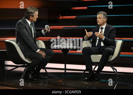 Markus Lanz li. mit Thorsten frei 08/25 Ihr Markus Lanz li. Und Thorsten frei am 28. August 2025 in Markus Lanz , ZDF Aufzeichnung vom 27. August 2025 TV Fernsehen Talkshow Talkshow Deutschland deutsch deutscher Mann Männer Politiker Politik CDU Kanzleramtschef Kanzleramt Italien italienisch italienischer italienisch-deutscher Moderator Fotografie Fotograf Journalist Journalismus Journalismus Journalist Autor Autor Gastmoderator deutsch-italienischer Moderator Fotograf Politiker quer ganz freistellbar sitzend sprechend gestikuliert *** Markus Lanz li mit Thorsten frei 08 25 Stockfoto