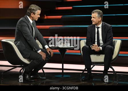 Markus Lanz li. mit Thorsten frei 08/25 Ihr Markus Lanz li. Und Thorsten frei am 28. August 2025 in Markus Lanz , ZDF Aufzeichnung vom 27. August 2025 TV Fernsehen Talkshow Talkshow Deutschland deutsch deutscher Mann Männer Politiker Politik CDU Kanzleramtschef Kanzleramt Italien italienisch italienischer italienisch-deutscher Moderator Fotografie Fotograf Journalist Journalismus Journalismus Journalist Autor Autor Gastmoderator deutsch-italienischer Moderator Fotograf Politiker quer ganz freistellbar sitzend sprechend gestikuliert *** Markus Lanz li mit Thorsten frei 08 25 Stockfoto