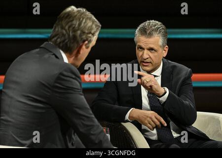 Markus Lanz li. mit Thorsten frei 08/25 Ihr Markus Lanz li. Und Thorsten frei am 28. August 2025 in Markus Lanz , ZDF Aufzeichnung vom 27. August 2025 TV Fernsehen Talkshow Talkshow Deutschland deutsch deutscher Mann Männer Politiker Politik CDU Kanzleramtschef Kanzleramt Italien Italienisch Italienisch-deutscher Moderator Fotografie Fotograf Journalist Journalismus Journalismus Journalist Autor Moderator Moderator deutsch-italienisch Moderator Fotograf Politiker quer halb sitzend sprechend gestikuliert *** Markus Lanz li mit Thorsten frei 08 25 ihr Markus La Stockfoto