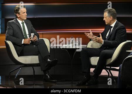 Markus Lanz li. mit Thorsten frei 08/25 Ihr Markus Lanz li. Und Thorsten frei am 28. August 2025 in Markus Lanz , ZDF Aufzeichnung vom 27. August 2025 TV Fernsehen Talkshow Talkshow Deutschland deutsch deutscher Mann Männer Politiker Politik CDU Kanzleramtschef Kanzleramt Italien italienisch italienischer italienisch-deutscher Moderator Fotografie Fotograf Journalist Journalismus Journalismus Journalist Autor Autor Gastmoderator deutsch-italienischer Moderator Fotograf Politiker quer ganz freistellbar sitzend sprechend gestikuliert *** Markus Lanz li mit Thorsten frei 08 25 Stockfoto