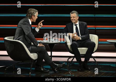 Markus Lanz li. mit Thorsten frei 08/25 Ihr Markus Lanz li. Und Thorsten frei am 28. August 2025 in Markus Lanz , ZDF Aufzeichnung vom 27. August 2025 TV Fernsehen Talkshow Talkshow Deutschland deutsch deutscher Mann Männer Politiker Politik CDU Kanzleramtschef Kanzleramt Italien Italienisch Italienisch-deutscher Moderator Fotografie Fotograf Journalist Journalismus Journalismus Journalist Autor Autor Gastmoderator deutsch-italienisch Moderator Fotograf Politiker quer ganz freistellbar sitzend sprechend gestikuliert lachend *** Markus Lanz li mit Thorsten Fre Stockfoto