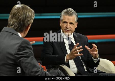 Markus Lanz li. mit Thorsten frei 08/25 Ihr Markus Lanz li. Und Thorsten frei am 28. August 2025 in Markus Lanz , ZDF Aufzeichnung vom 27. August 2025 TV Fernsehen Talkshow Talkshow Deutschland deutsch deutscher Mann Männer Politiker Politik CDU Kanzleramtschef Kanzleramt Italien Italienisch Italienisch-deutscher Moderator Fotografie Fotograf Journalist Journalismus Journalismus Journalist Autor Moderator Moderator deutsch-italienisch Moderator Fotograf Politiker quer halb sitzend sprechend gestikuliert *** Markus Lanz li mit Thorsten frei 08 25 ihr Markus La Stockfoto
