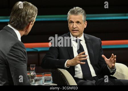 Markus Lanz li. mit Thorsten frei 08/25 Ihr Markus Lanz li. Und Thorsten frei am 28. August 2025 in Markus Lanz , ZDF Aufzeichnung vom 27. August 2025 TV Fernsehen Talkshow Talkshow Deutschland deutsch deutscher Mann Männer Politiker Politik CDU Kanzleramtschef Kanzleramt Italien Italienisch Italienisch-deutscher Moderator Fotografie Fotograf Journalist Journalismus Journalismus Journalist Autor Moderator Moderator deutsch-italienisch Moderator Fotograf Politiker quer halb sitzend sprechend gestikuliert *** Markus Lanz li mit Thorsten frei 08 25 ihr Markus La Stockfoto
