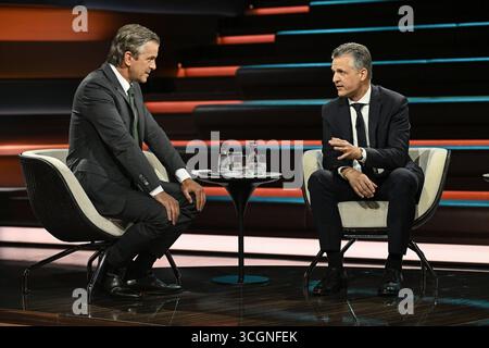 Markus Lanz li. mit Thorsten frei 08/25 Ihr Markus Lanz li. Und Thorsten frei am 28. August 2025 in Markus Lanz , ZDF Aufzeichnung vom 27. August 2025 TV Fernsehen Talkshow Talkshow Deutschland deutsch deutscher Mann Männer Politiker Politik CDU Kanzleramtschef Kanzleramt Italien italienisch italienischer italienisch-deutscher Moderator Fotografie Fotograf Journalist Journalismus Journalismus Journalist Autor Autor Gastmoderator deutsch-italienischer Moderator Fotograf Politiker quer ganz freistellbar sitzend sprechend gestikuliert *** Markus Lanz li mit Thorsten frei 08 25 Stockfoto