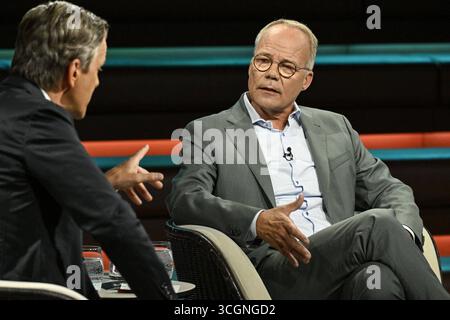 Markus Lanz li. mit Matthias Miersch 08/25 ihr Markus Lanz li. Und Matthias Miersch am 26. August 2025 in Markus Lanz , ZDF TV Fernsehen Talkshow Talkshow Talkshow Deutschland deutsch deutscher Mann Männer Politiker Politik SPD Fraktionschef Mann Italien Italienisch Italienisch-deutscher Moderator Fotografie Fotograf Journalismus Journalismus Journalismus Journalist Autor Autor Moderator Moderator deutsch-italienisch Moderator Fotograf deutscher Politiker quer halb sitzend sprechend gestikuliert *** Markus Lanz li mit Matthias Miersch 08 25 ihr Markus Lanz li und Matthias Miersch auf Au Stockfoto